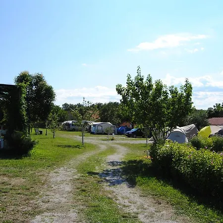 Prázdninový areál Mobile Homes Romantik 3*
